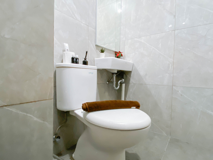 Bathroom 5, Modern Style Studio at Sayana Bekasi Apartment By Travelio, Bekasi