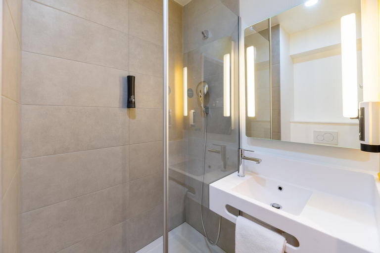 Bathroom 4, B&B HOTEL Bourg-en-Bresse Viriat, Ain