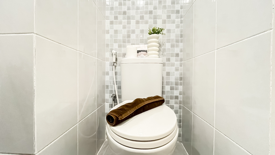 Bathroom 5, Basic Studio Room Apartment Tokyo Riverside PIK 2 By Travelio, Tangerang