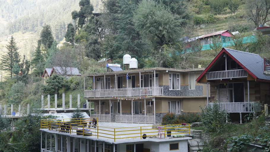 Exterior & Views