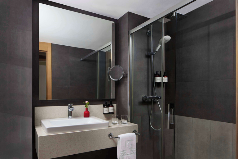 Bathroom 5, NH Collection San Sebastián Aránzazu, Guipúzcoa