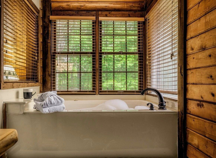 Room 5, Golf Resort Cabin w Hot Tub Firepit Pool, Sevier