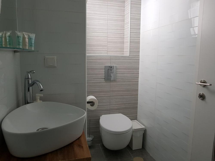 Bathroom 2, Airport Guest House