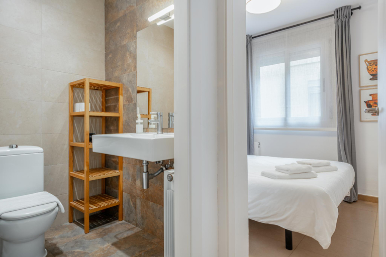 Bathroom 4, Inside Barcelona Apartments Salva, Barcelona
