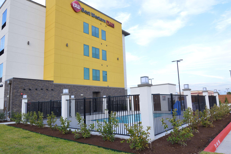 Exterior & Views 2, Comfort Inn & Suites Houston I-45 North - IAH, Houston