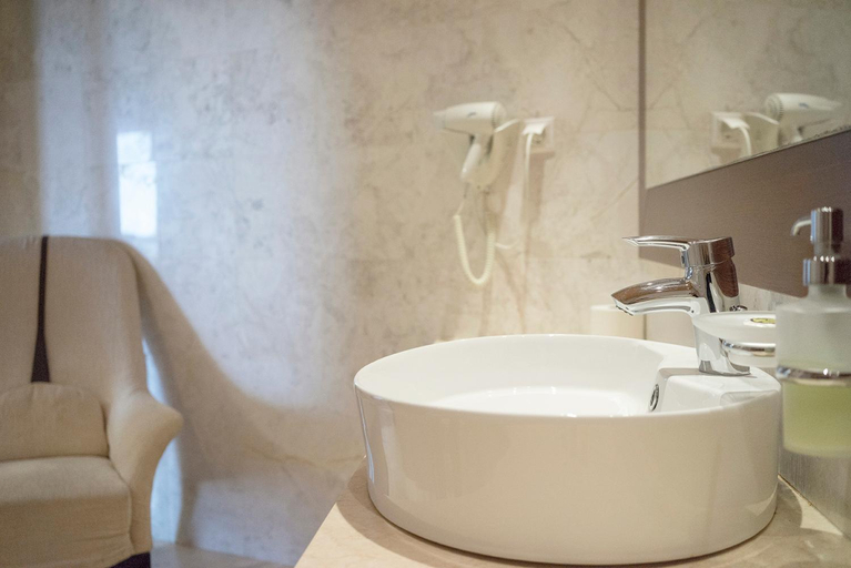 Bathroom 4, Kymi Palace, Central Greece