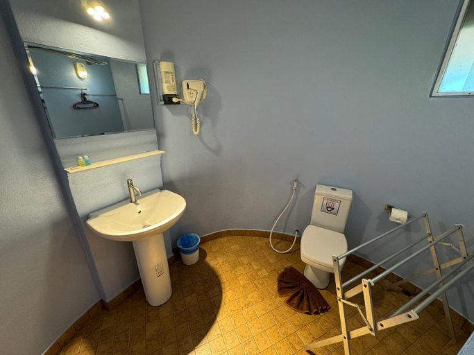 Bathroom 4, Koh Mak Buri Hut Natural Resort, K. Ko Kut