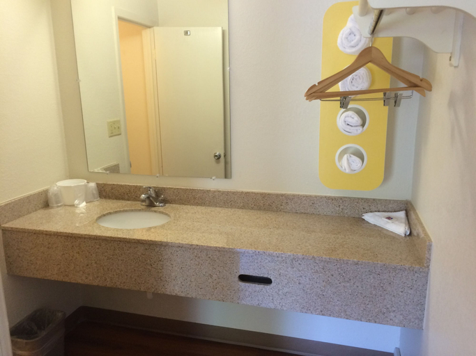 Bathroom 4, Motel 6 Mount Vernon, IL, Jefferson