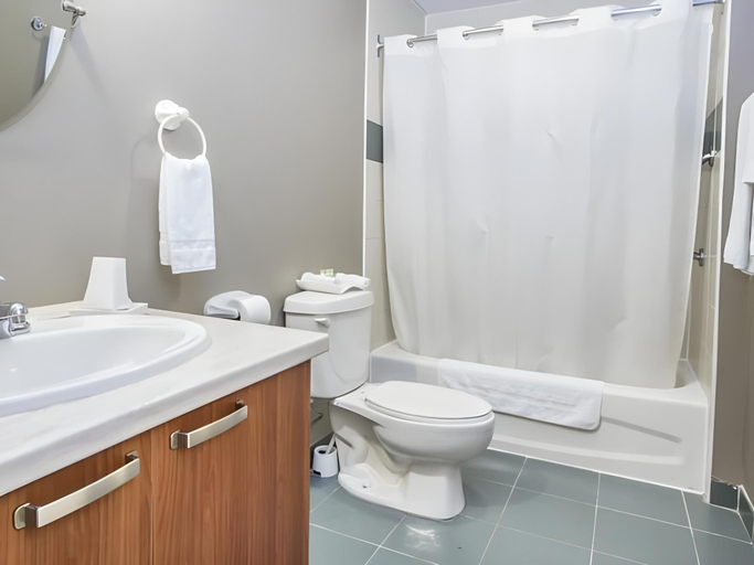 Bathroom 5, Willowdale Hotel Toronto North York, Toronto