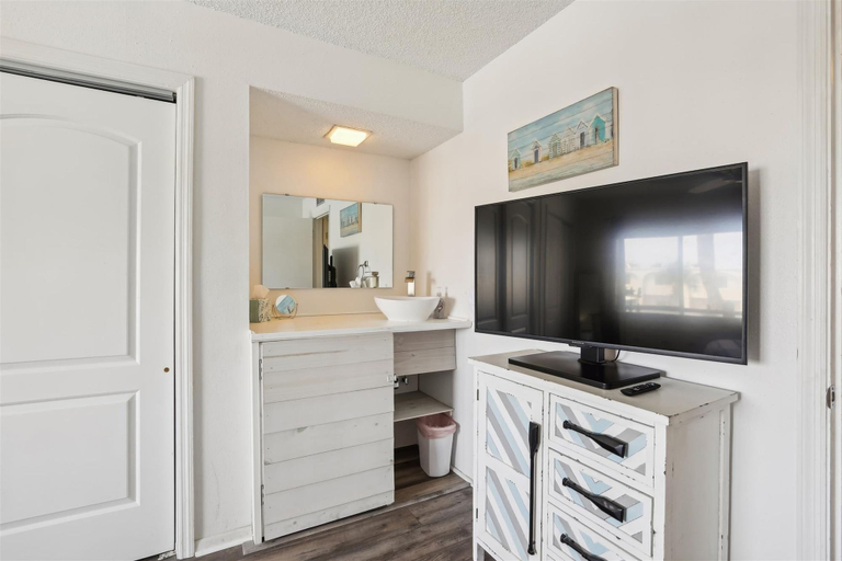 Room 3, Beachfront Luxe Epic Ocean Views Sleeps 6, Saint Johns