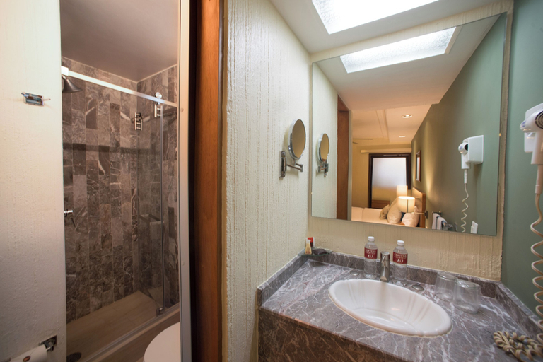 Bathroom 4, Hotel Abu, Del Centro
