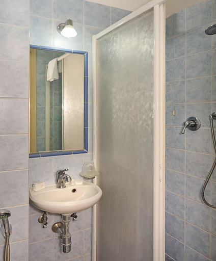 Bathroom 5, Hotel Stella d'Italia, Lucca
