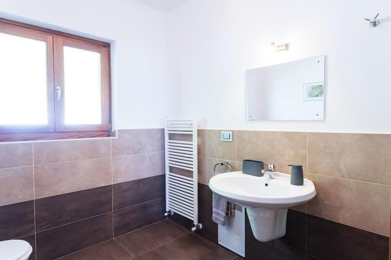Bathroom 3, Dumenza Villas, Varese