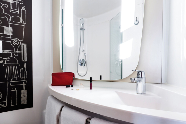 Bathroom 5, ibis Rouen Centre Champ-de-Mars, Seine-Maritime