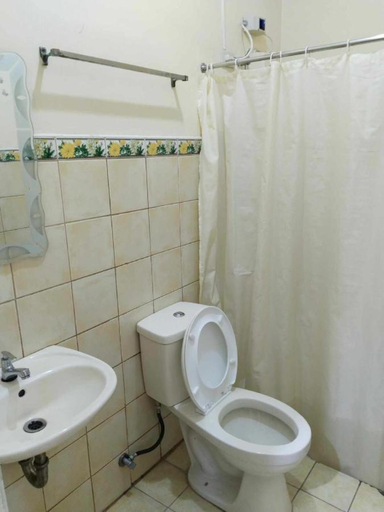 Bathroom 4, F and C Guesthouse by Hiverooms, Canlaon City