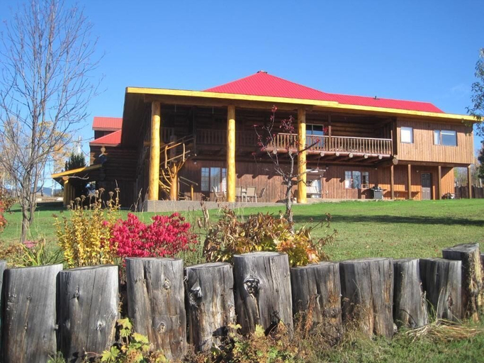Exterior & Views, Smithers Driftwood Lodge, Bulkley-Nechako