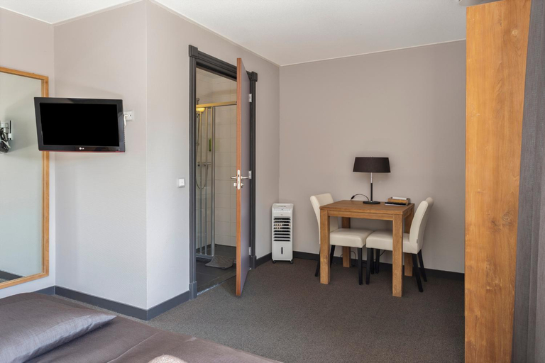 Bedroom 3, Hunzego Hotel, Eemsmond