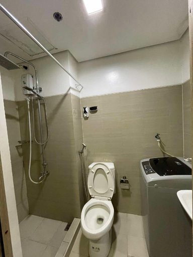 Bathroom 5, Shore Staycation, Pasay City
