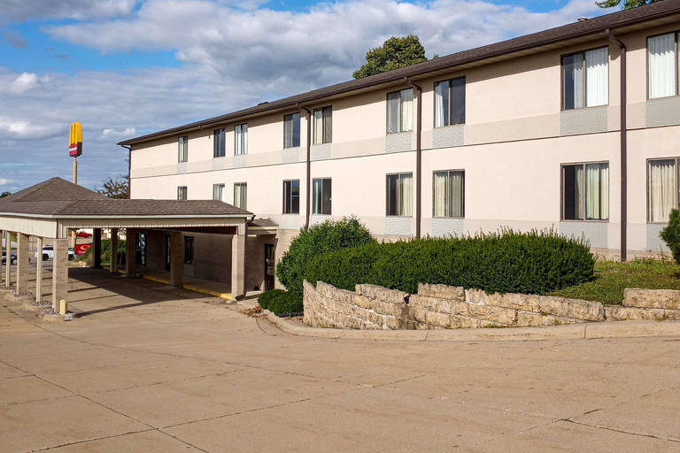 Exterior & Views 2, Econo Lodge Galena Area, Jackson