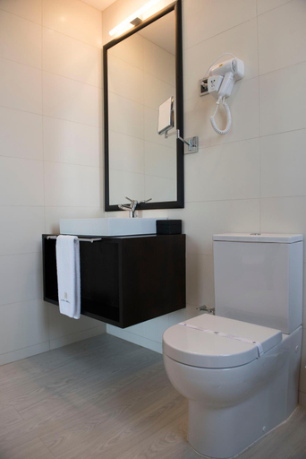 Bathroom 5, Hotel Pérola, Praia