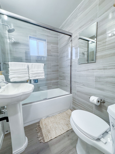 Bathroom, Walk to Google 3BR Home Yard & Kitchen, Santa Clara