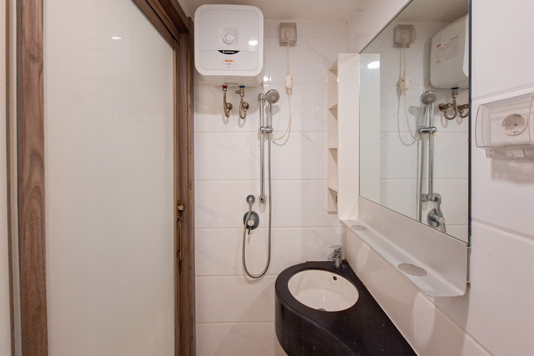Bathroom 5, Studio Apartment Next to Mall at Sky House BSD By Travelio, Tangerang Selatan