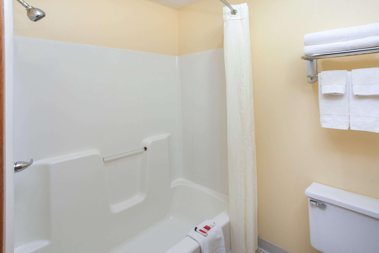 Bathroom 4, Circle S Motel Anamosa, Jones