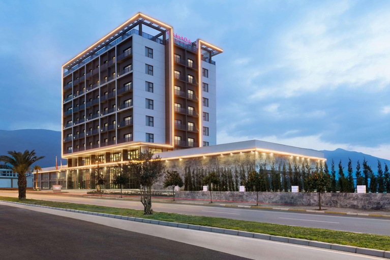 Exterior & Views