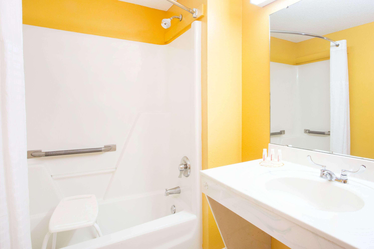 Bathroom 5, Days Inn by Wyndham Camilla, Mitchell