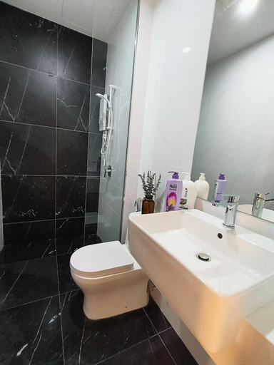 Bathroom 3, Beacon Executive Suites by WL, Penang Island
