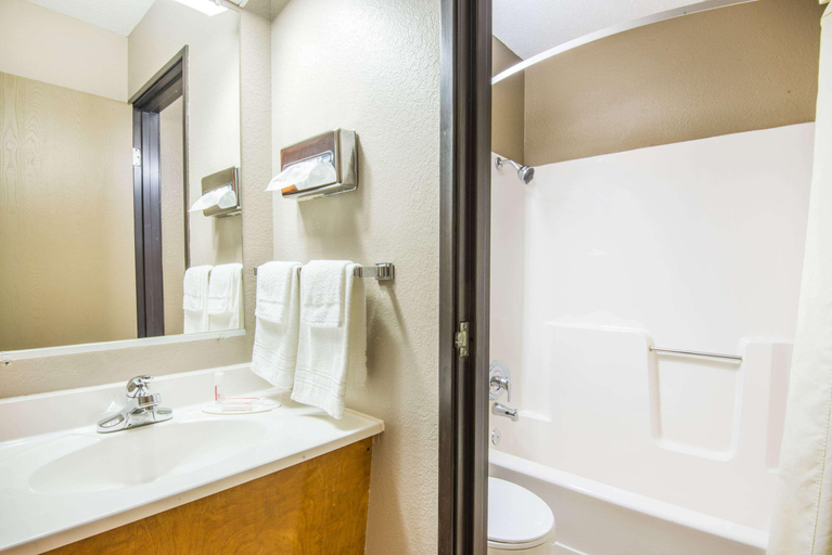 Bathroom, Super 8 by Wyndham Nevada, Vernon