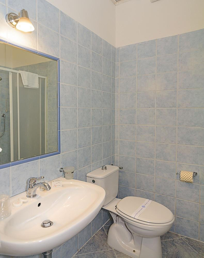 Bathroom 5, Hotel Stella d'Italia, Lucca