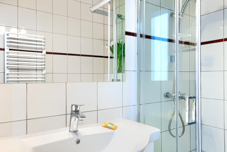 Bathroom 3, Nortil, Kamień