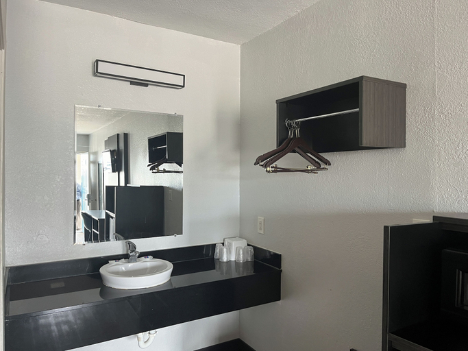 Bathroom 4, Motel 6 Seguin, TX, Guadalupe