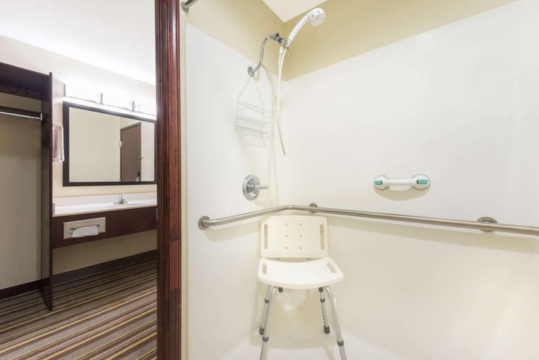 Bathroom 4, Super 8 by Wyndham Perry, Noble