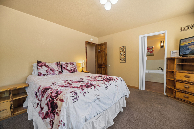 Bedroom 2, Moonridge Retreat, San Bernardino
