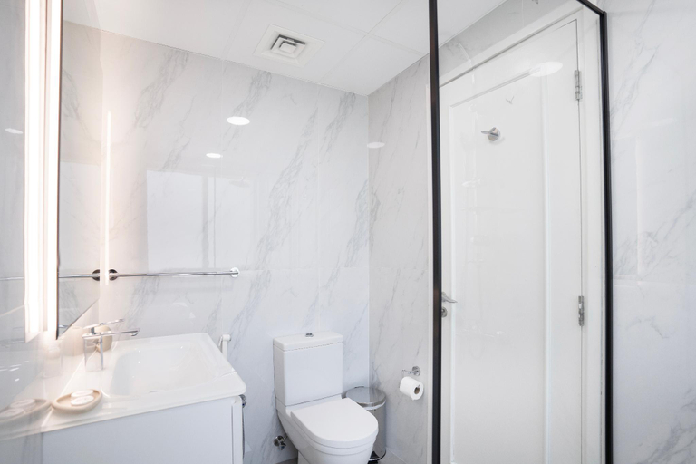 Bathroom, NR JBR Walk/Beach- Lovely Studio, Dubai