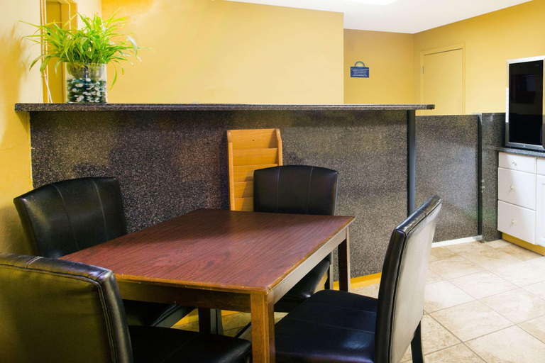 Public Area 2, Days Inn by Wyndham Camilla, Mitchell