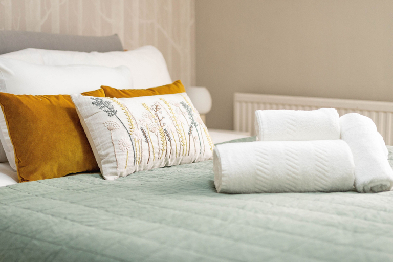 Bedroom, Serene Garden Flat - Steps From Tower Bridge, London