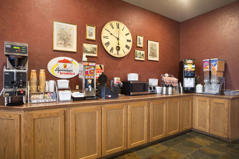 Food & Drinks 5, Super 8 by Wyndham Troy, Lincoln