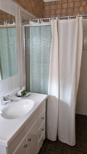 Bathroom 2, Lone Pine Motel, Corowa