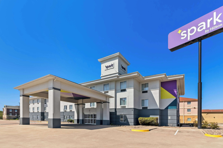Exterior & Views 2, Spark by Hilton Killeen, Bell