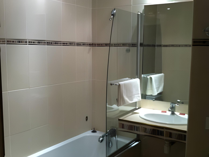 Bathroom 3, Les Alizes, Hérault
