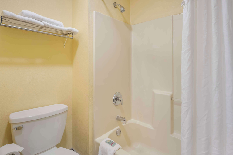 Bathroom 4, Best Western Mason Inn, Warren
