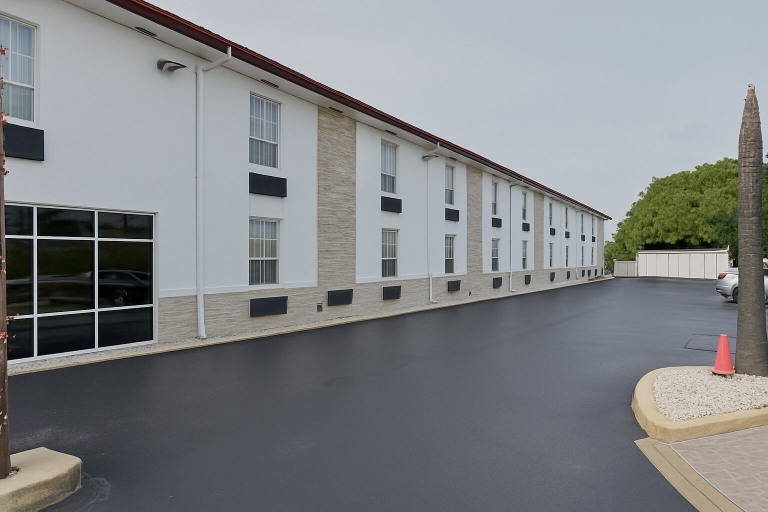 Exterior & Views 2, Belmont Inn & Suites, Miami-Dade