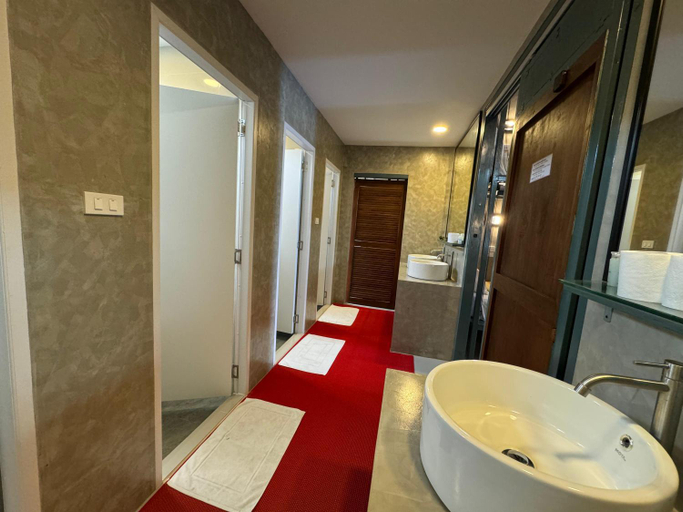 Bathroom 3, Atlas Central, Pai
