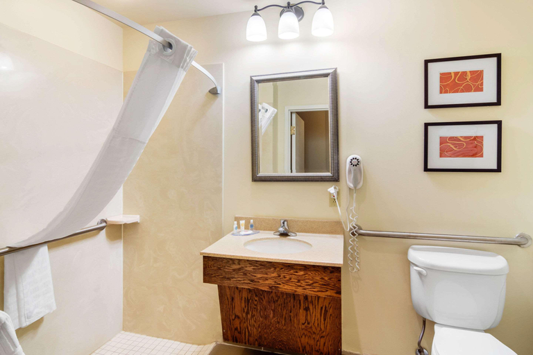 Bathroom 4, Comfort Inn & Suites Cordele, Crisp