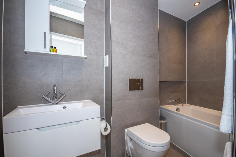 Bathroom 2, 4 Bed- The Westminster Suite, Plymouth