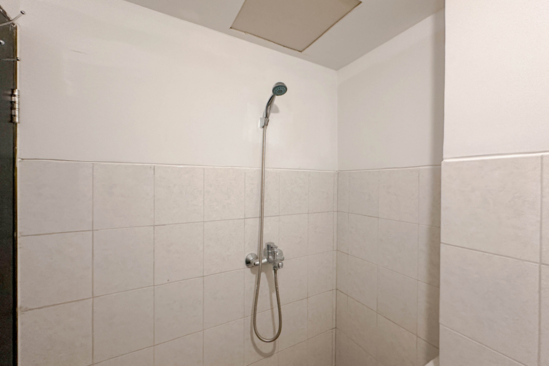Bathroom 5, Modern Minimalist 2BR Apartment at Suncity Residence By Travelio, Sidoarjo