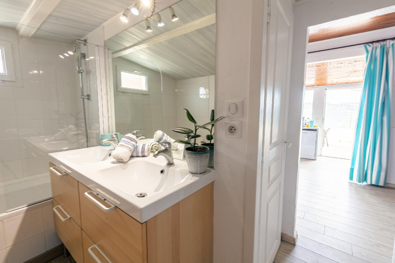 Bathroom 2, Le Cigalou, authentique cabanon de pêcheur en bord de mer avec sa terrasse spacieuse et aménagée, Var